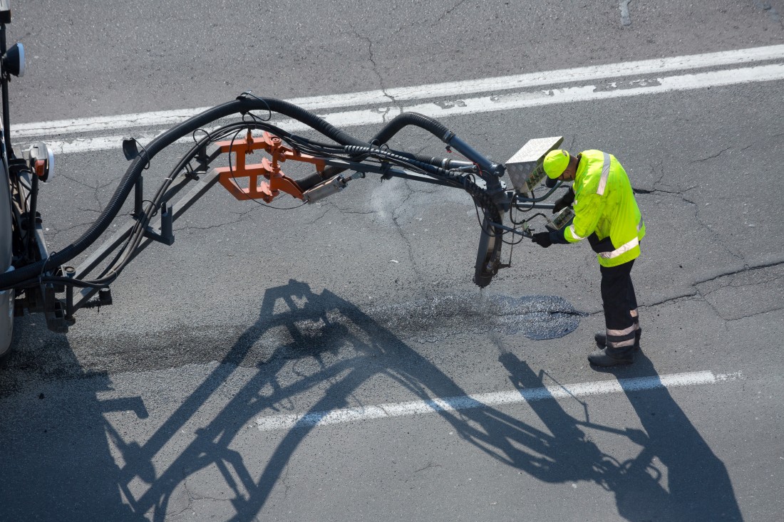 Asphalt crack sealing services